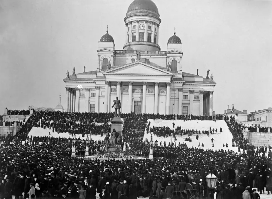 Mielenosoitus helmikuun manifestia vastaan Senaatintorilla