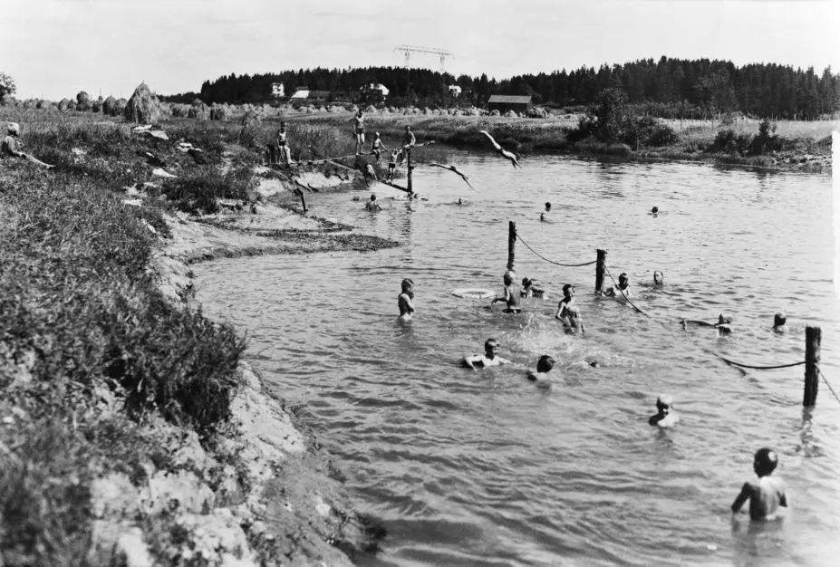 Barn från skolhemmet Toivola simmar år 1937