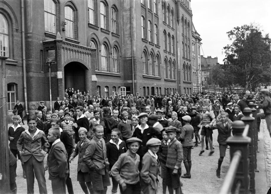 Lapsia Helsingin normaalilyseon pihalla