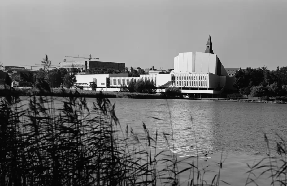 Finlandia-talo Töölönlahdelta kuvattuna