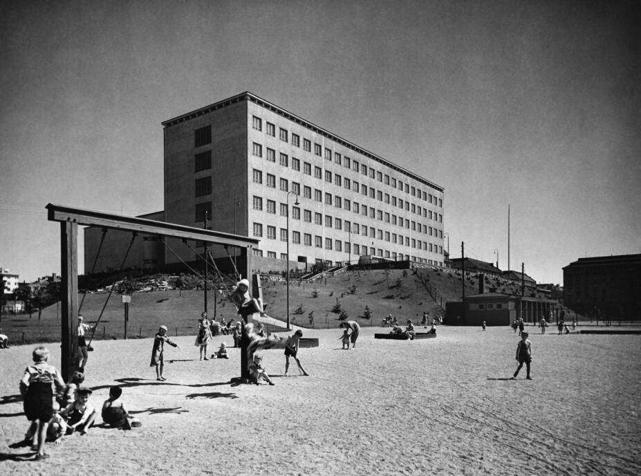 Lapsia Brahen leikkikentällä