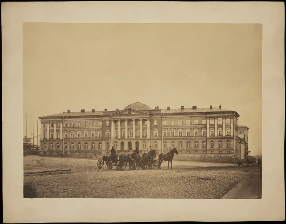 Senaatintalo Senaatintorin itäreunalla