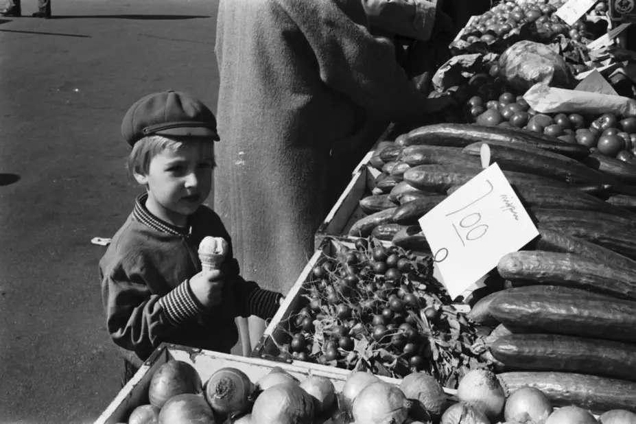Vid ett grönsaksstånd  på Hagnäs torg år 1970