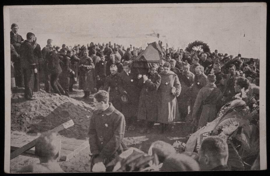 Helmikuun 1917 vallankumouksen upseerisurmien uhrien hautaanlasku Helsingissä