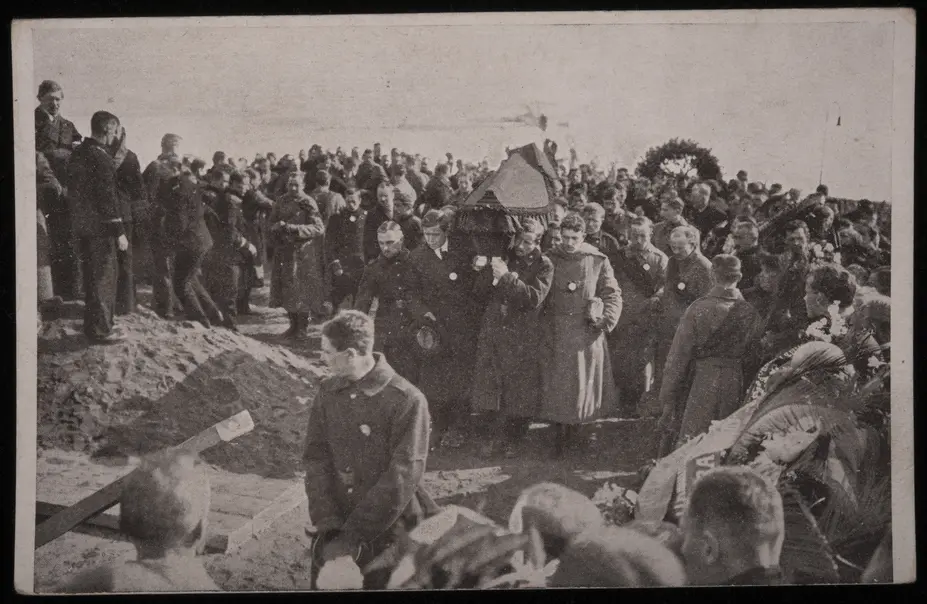 Helmikuun 1917 vallankumouksen upseerisurmien uhrien hautaanlasku Helsingissä