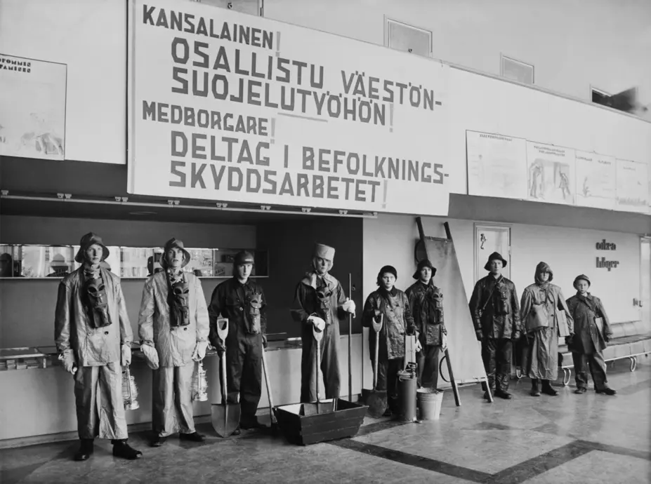 Väestönsuojeluvarusteita näyttelyssä