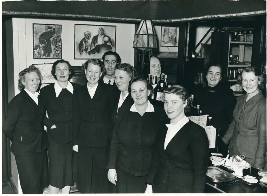 Ravintola Königin henkilökuntaa 1950-luvulla