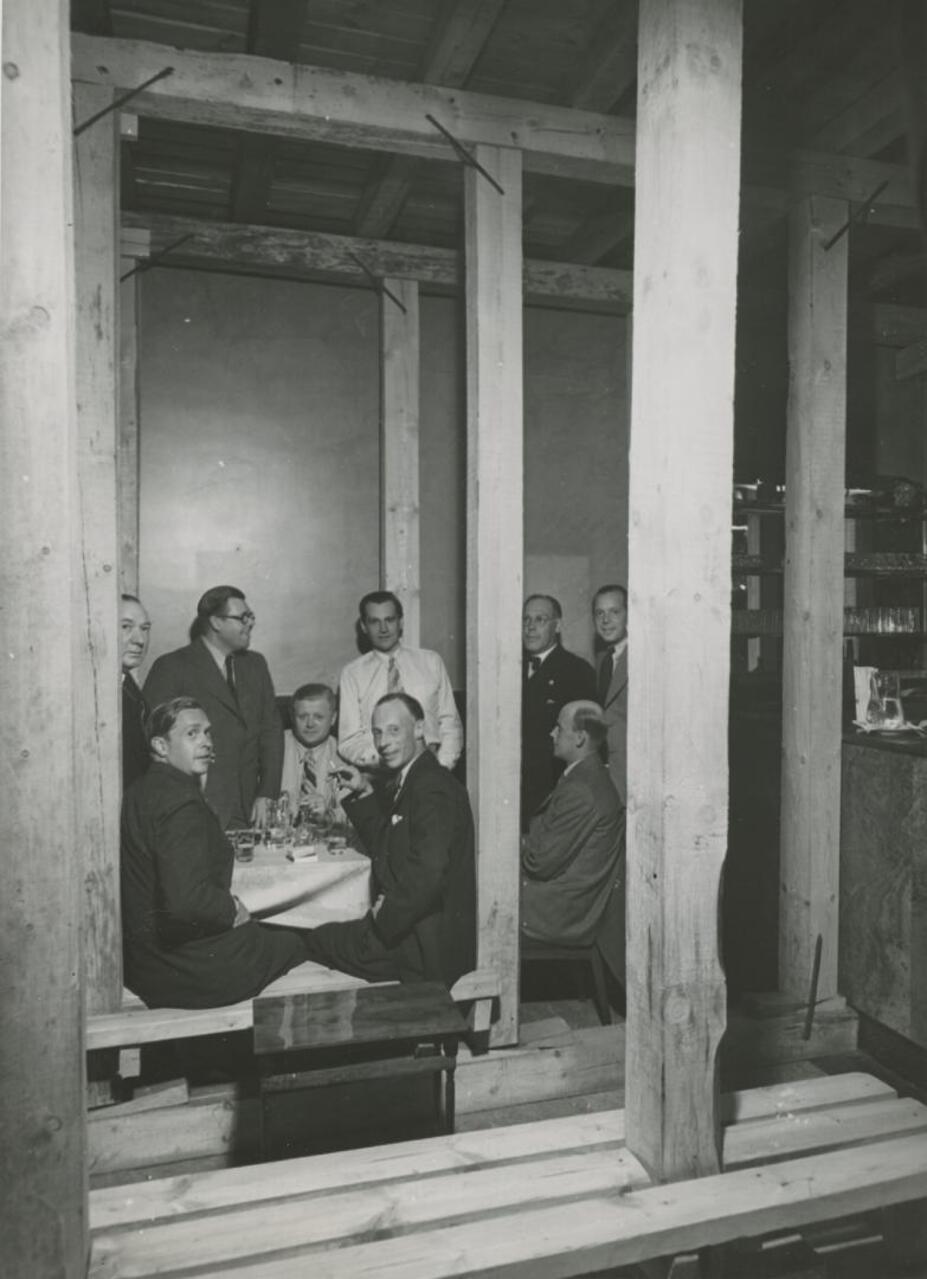 Ulkomaisia toimittajia hotelli Kämpin baarissa