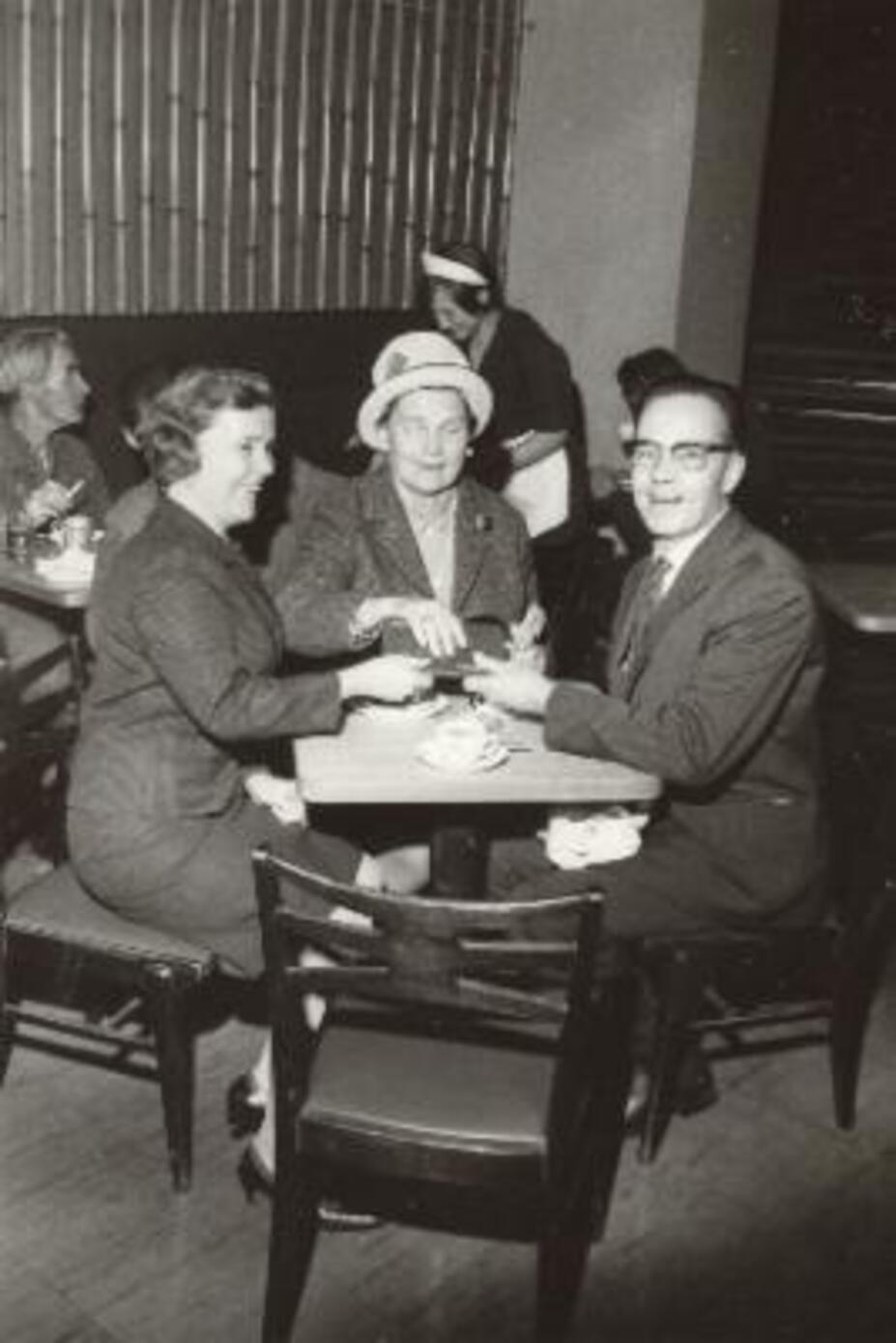 Kunder på Colombias kafé i Järnhuset