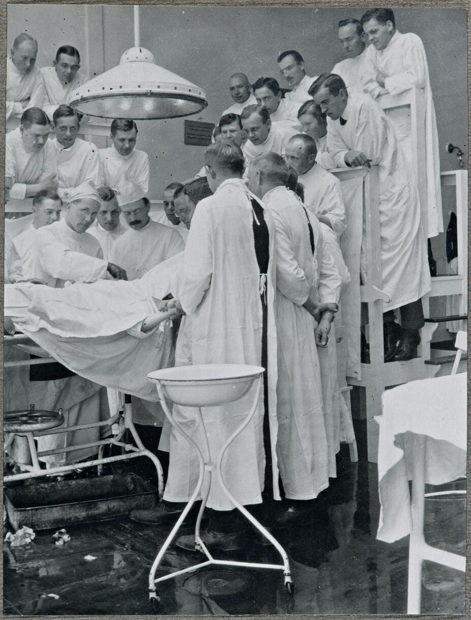 Leikkaus Kirrassa 1920-luvulla