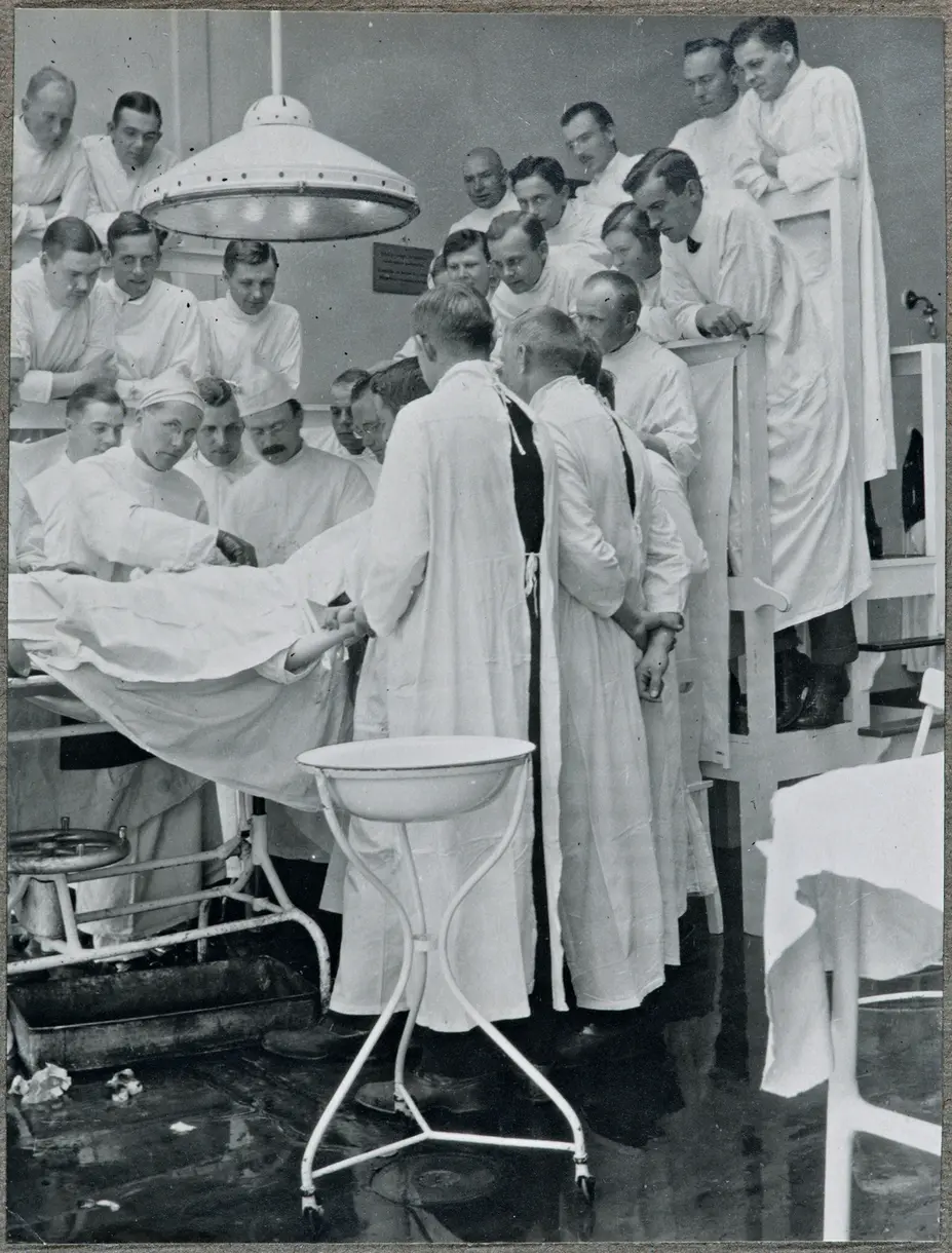 Leikkaus Kirrassa 1920-luvulla