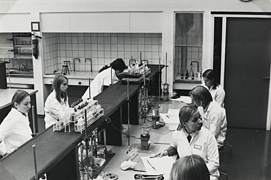 Opiskelijoita laboratoriossa