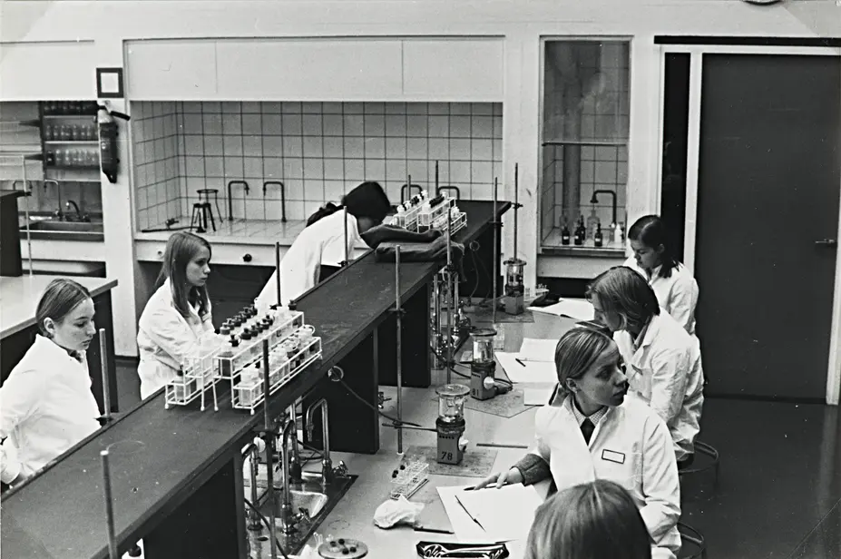 Opiskelijoita laboratoriossa