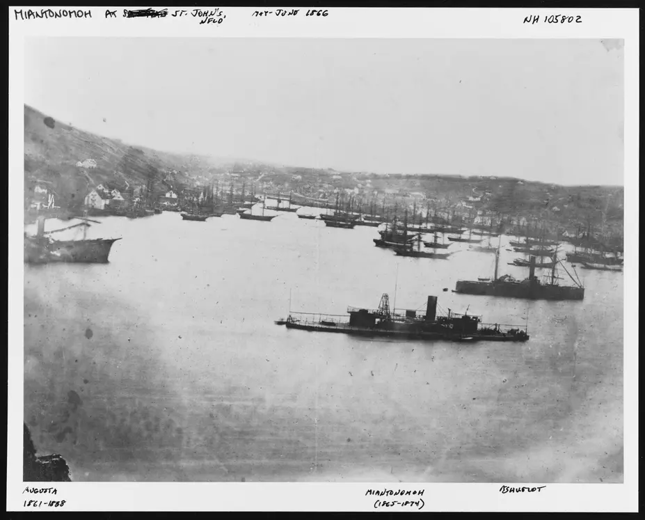 USS Miantonomoh i hamnen
