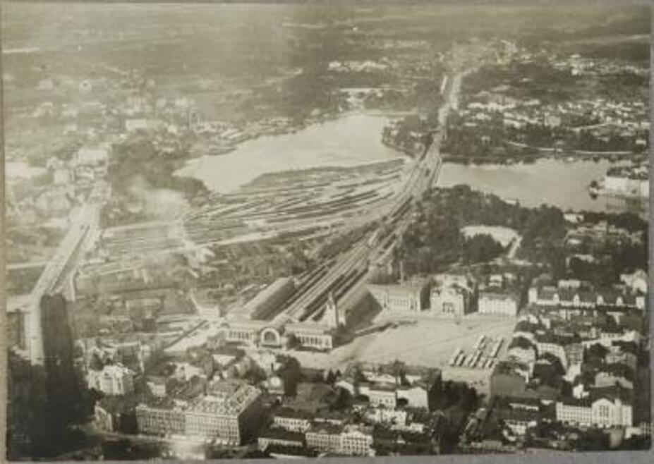Ilmakuvassa rautatieasema ja Töölönlahti
