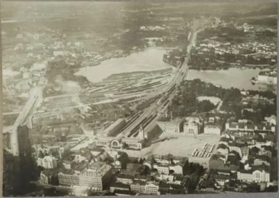 Flygbild över järnvägsstationen och Tölöviken