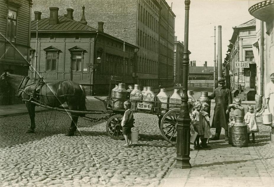 Maitoa tuodaan päiväkotiin