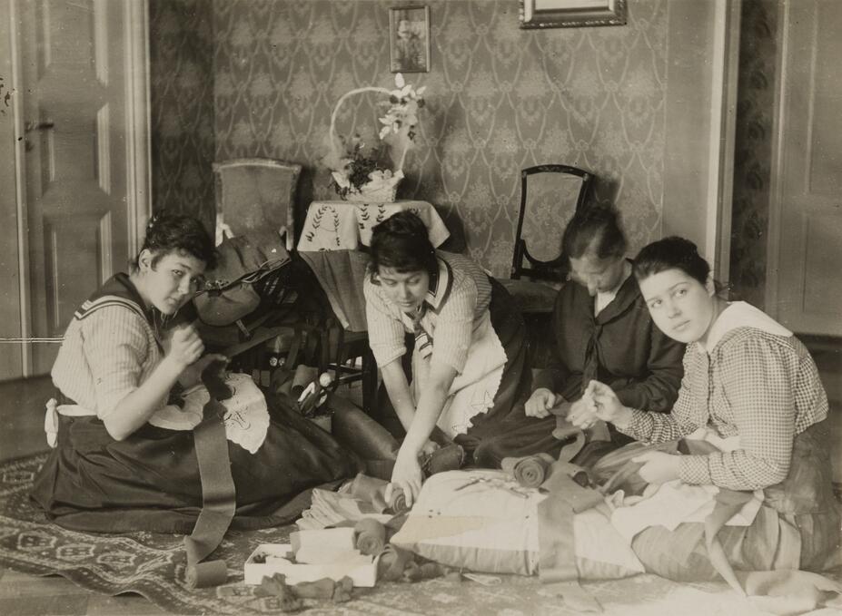 Kvinnor syr utrustning för vitgardister