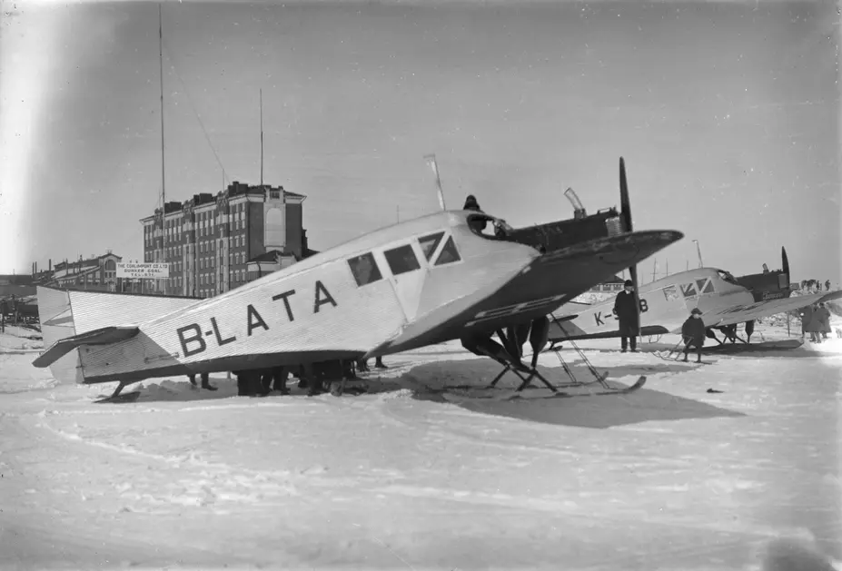 Flygplan på isen vid Skattudden
