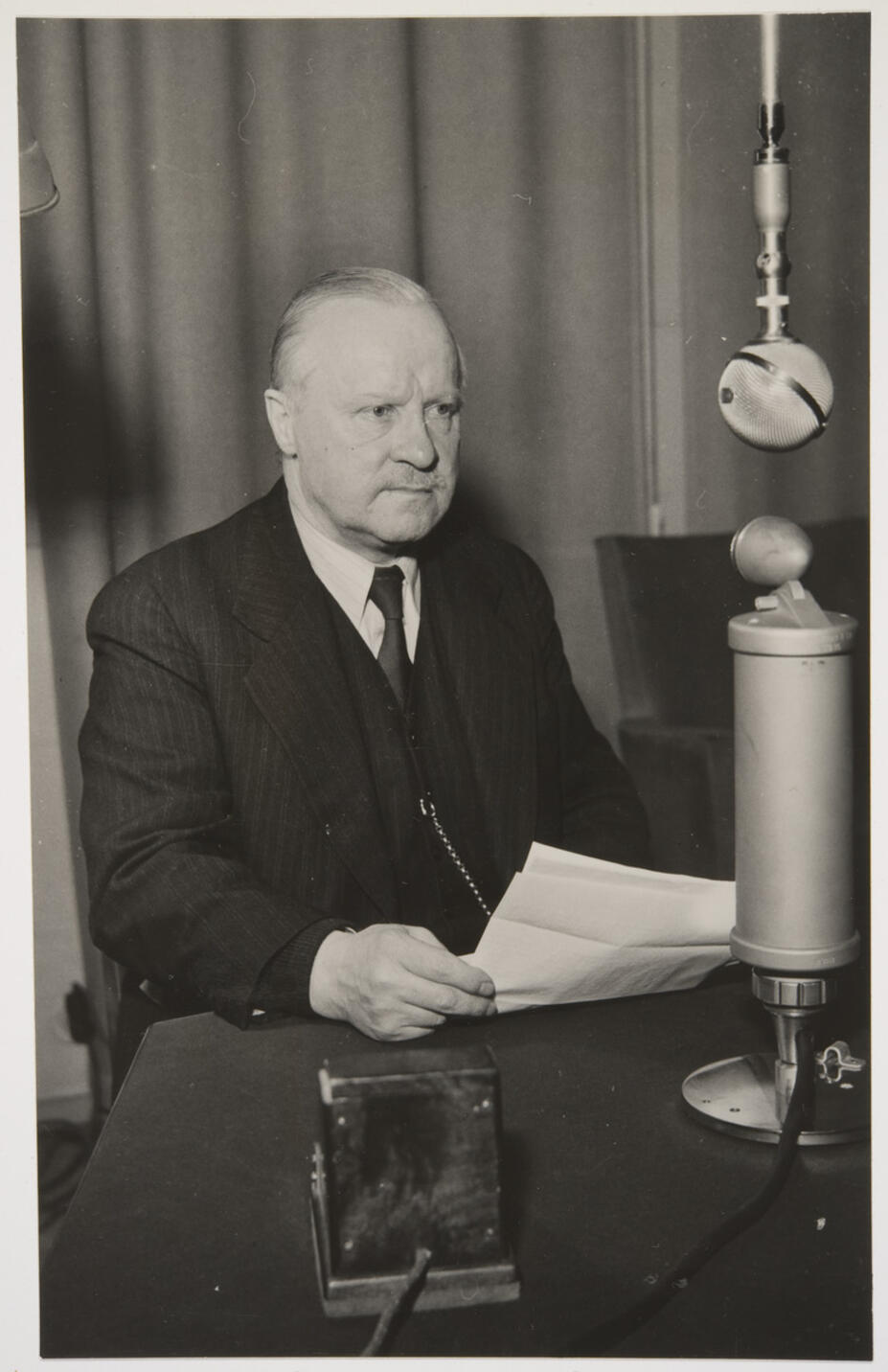 Väinö Tanner puhuu radiossa