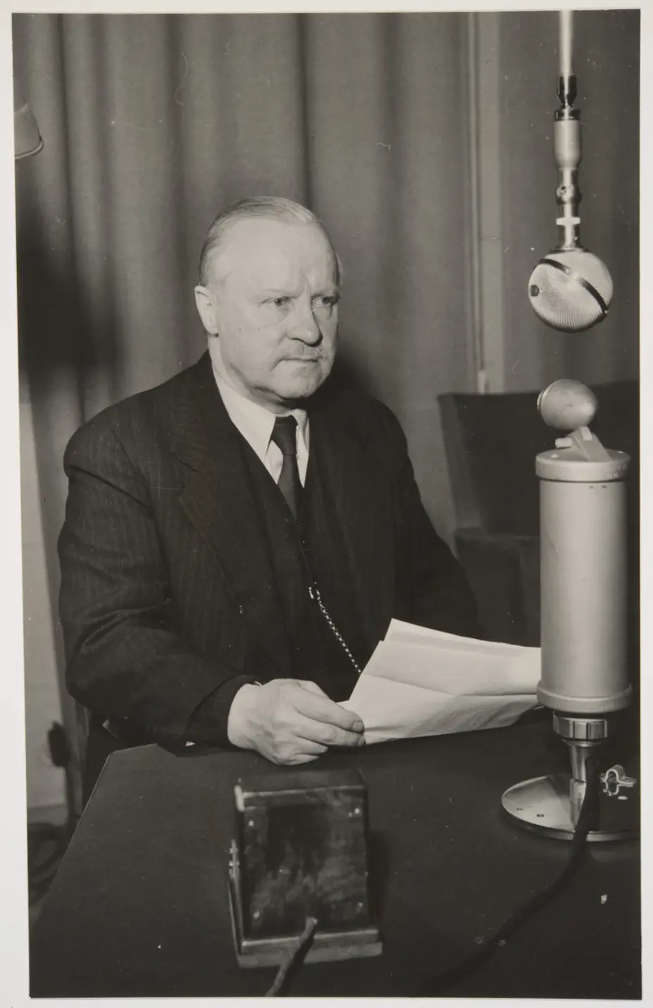 Väinö Tanner puhuu radiossa