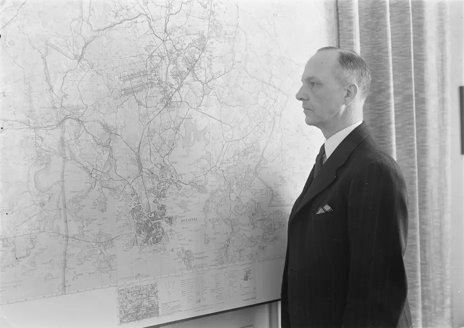 Stadsdirektör Eero Rydman fotograferad i sitt arbetsrum i slutet av 1940-talet