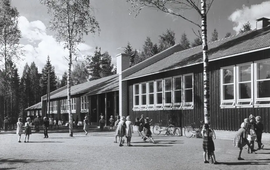Puuelementtikoulu Kaarelassa