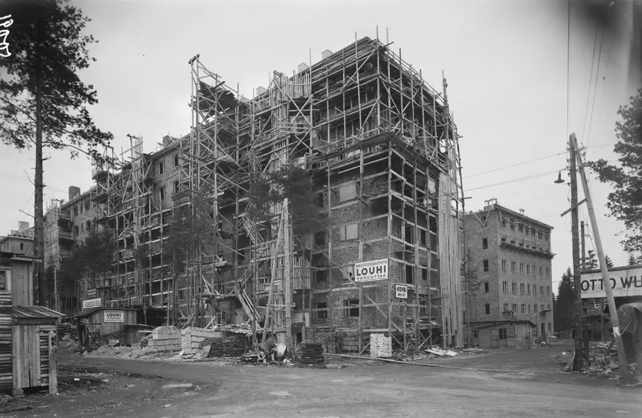 Ett halvfärdigt höghus år 1945