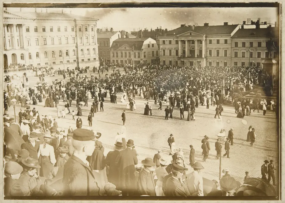 "Voikokous" Senaatintorilla 1917