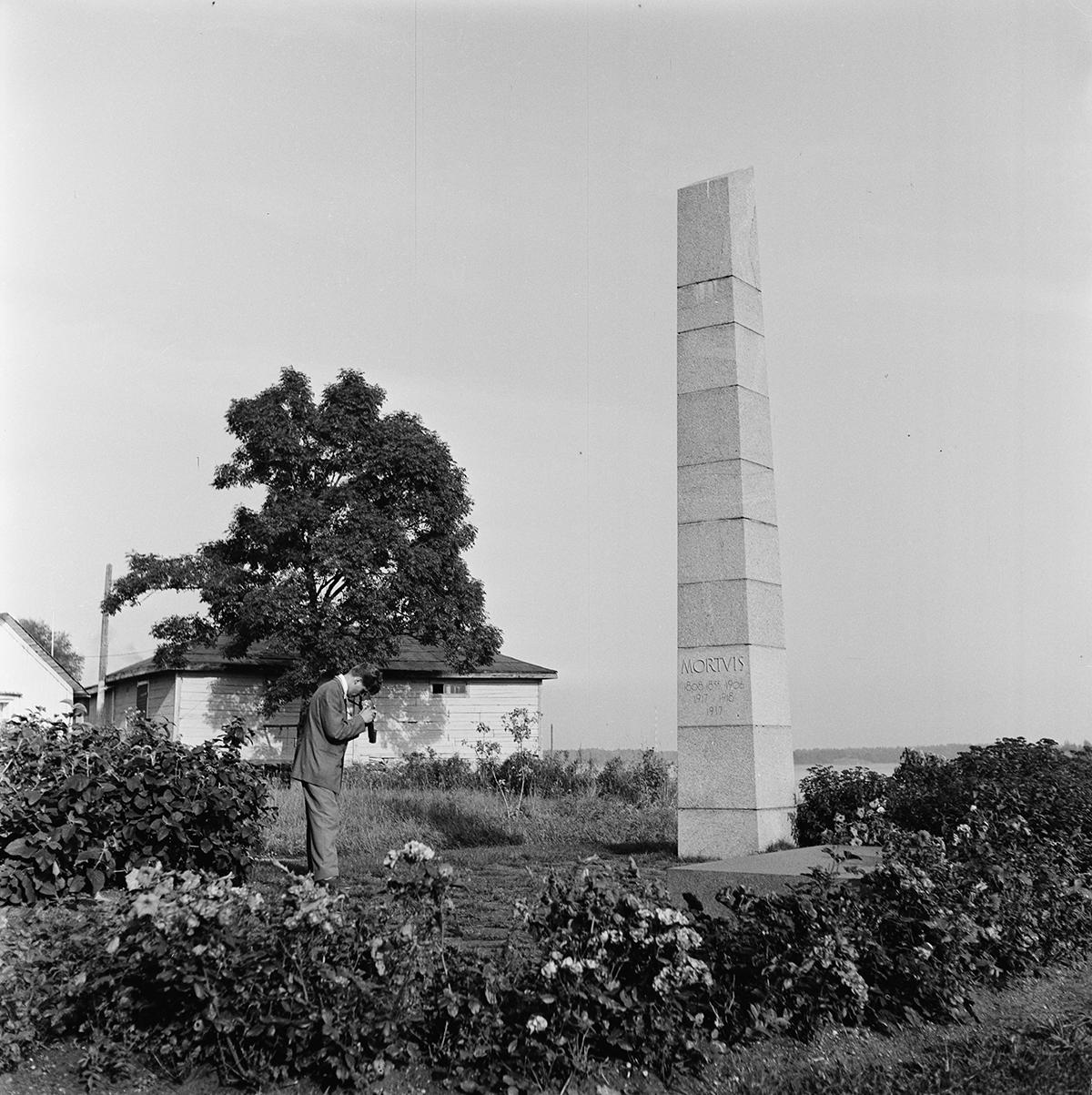Kuva obeliskin muotoisesta (eli kolmionmuotoisesta tolpasta) kivisestä muistomerkistä