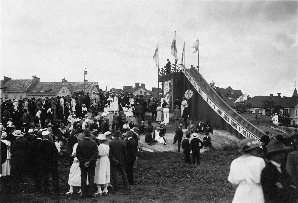 Tivoli i Fabriksparken sommaren 1920. På bilden en massa publik och en rutschkana.
