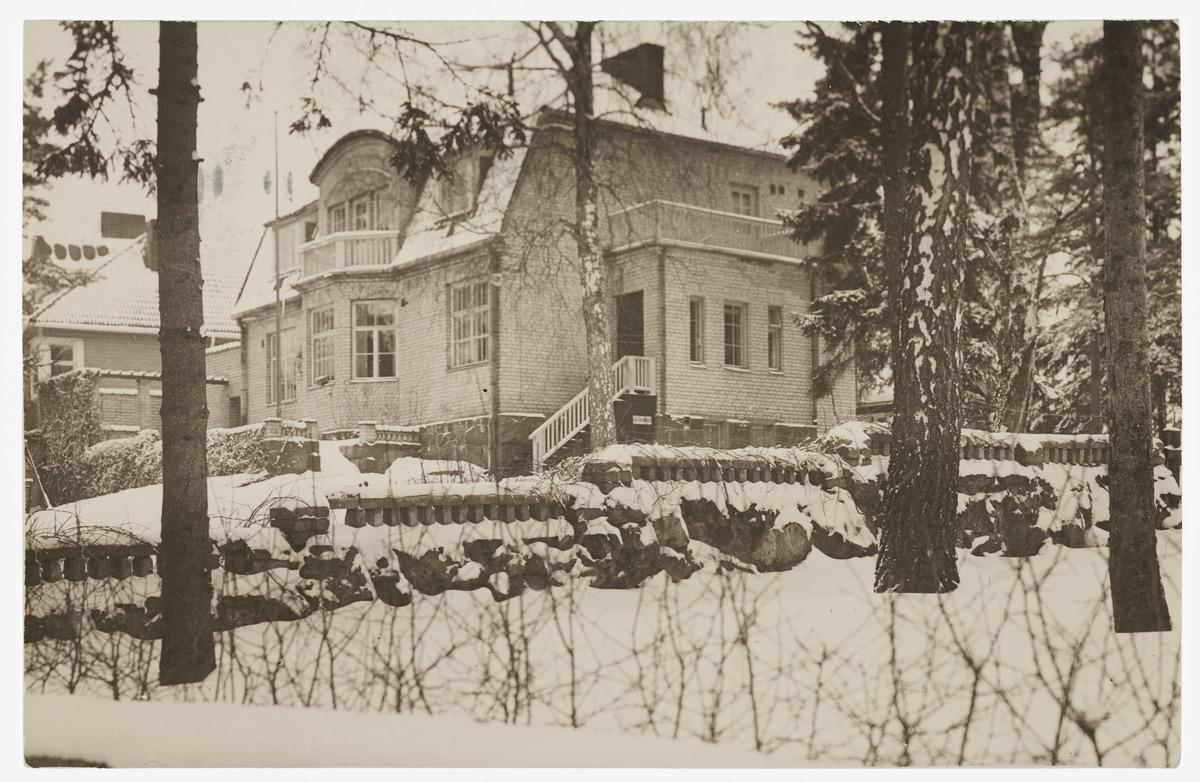 Presidentti Ståhlbergin huvila Kulosaaressa talvisessa maisemassa.