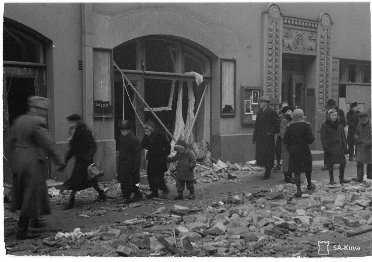 Pommitusvaurioita 7.2.1944, Fredrikinkatu 32. Helmikuun ensimmäisen pommitusyön jälkeen lasten määrä kaupunkikuvassa väheni, kun erityisesti alaikäisiä ja vanhuksia alettiin lähettää turvaan maaseudulle.  Kuvaaja: SA-kuva / N. Verronen