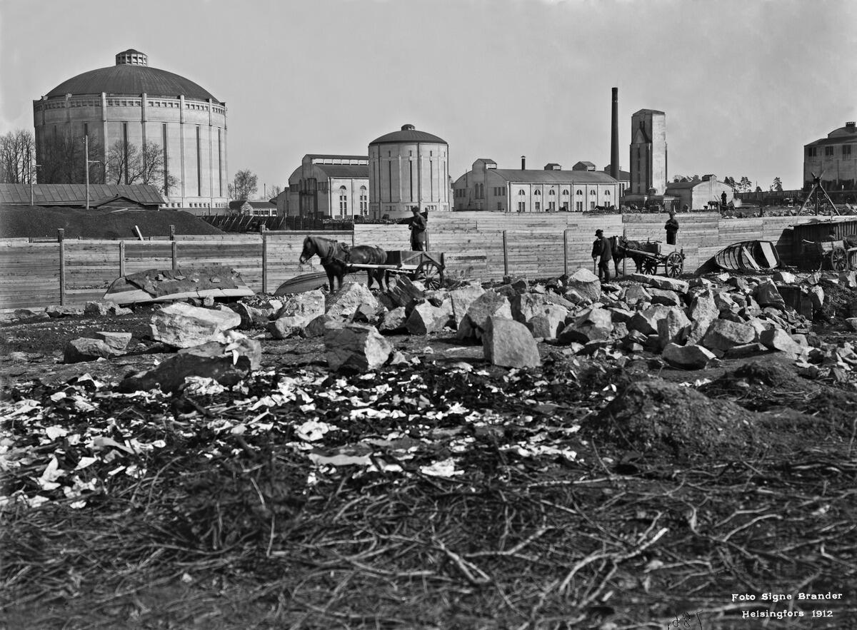 Helsingfors stads gasverk i Södervik, Svalbogatan 17 (Sörnäs strandväg 20), gasklockorna, reningsrummet och maskinrummet. I förgrunden pågår gatubyggnadsarbeten. 