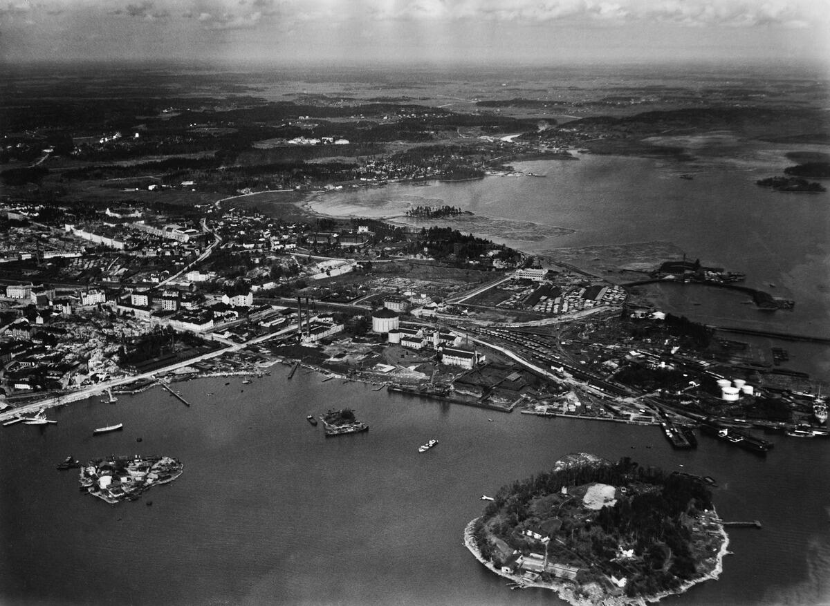 Sörnäisten niemi. Etualalla oikealla Sompasaari, siitä vasemmalle Kana ja Hanasaari. Saaret Sörnäisten niemen pohjoispuolella ovat Iso ja Pieni Verkkosaari ja Kyläsaari.