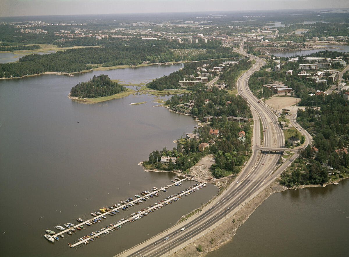 Ilmakuvassa näkyy Kulosaaren silta, Kulosaarta ja Itäväylää.