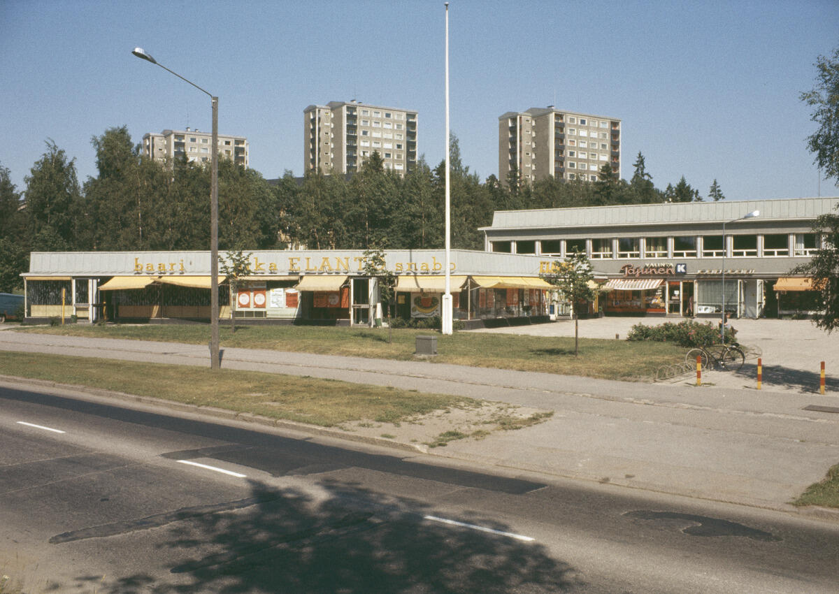 Köpcentret i Norra Haga fotograferat sommaren 1970. Det står ELANTO på fasaden.