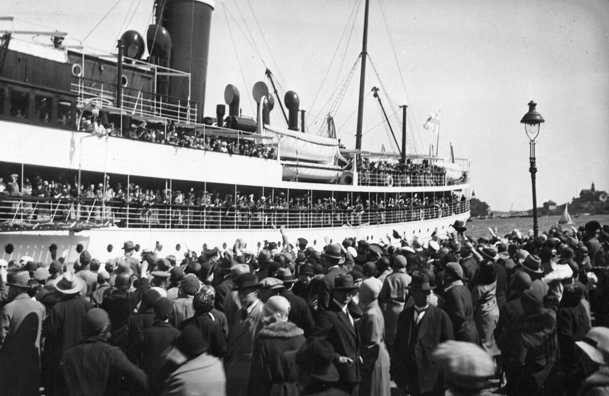 Höyrylaiva Ariadne II lähdössä Helsingistä Stettiniin. Laivan ulkokannella on runsaasti matkustajia ja laiturilla saattajia. Ariadne rakennettii 1914 ja oli Suomen Höyrylaiva Osakeyhtiön omistuksessa vuoteen 1969. Aluksen keula uusittiin vuonna 1938.