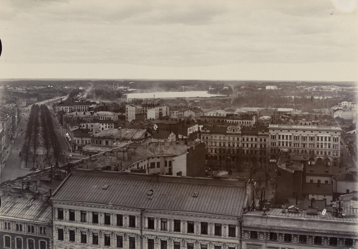 Näkymä palotornista kaupunkiin, vasemmalla Itäinen ja Läntinen Henrikinkatu (nyk. Mannerheimintie), taustalla kaasutehdas, josta nousee savua.