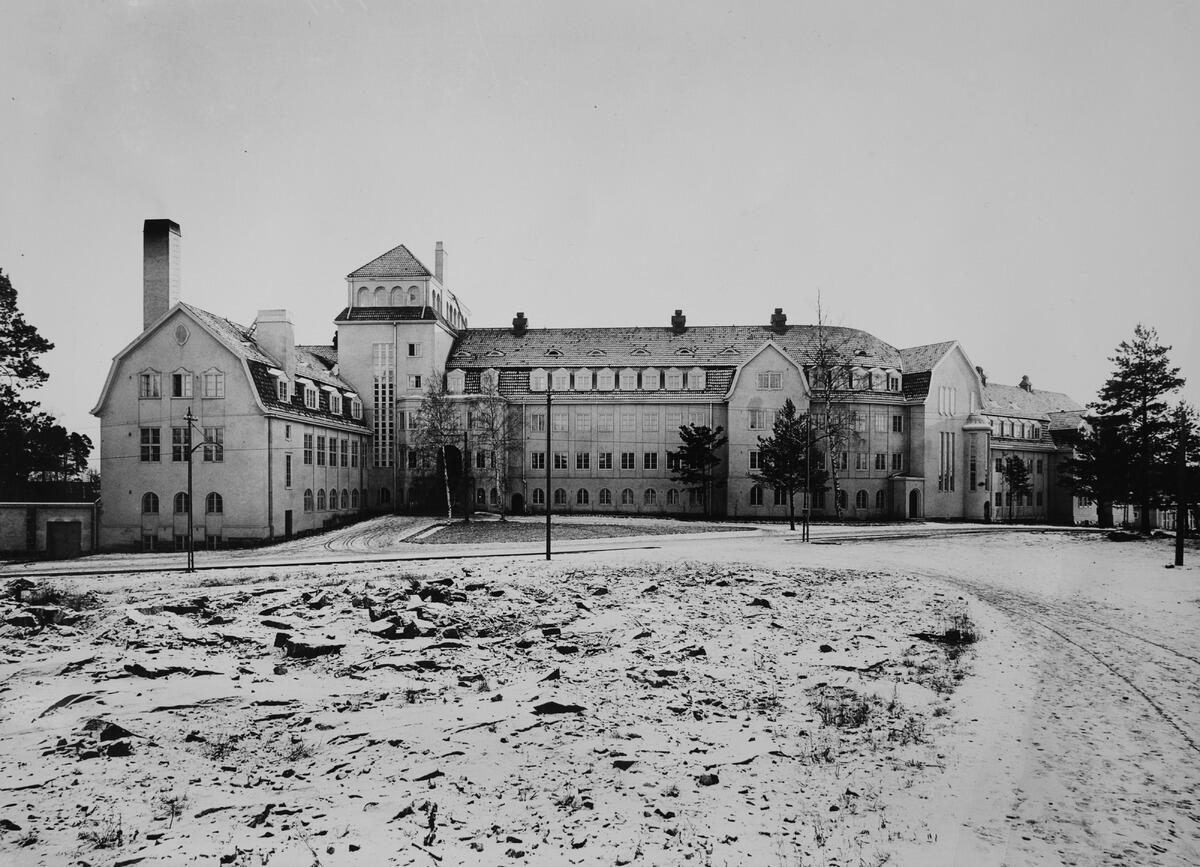 liel Saarisen suunnittelema Munkkiniemen pensionaatti, valmistui 1918, läntinen julkisivu. Äärimmäisenä vasemmalla on syksyllä 1919 rakennettu autotalli.