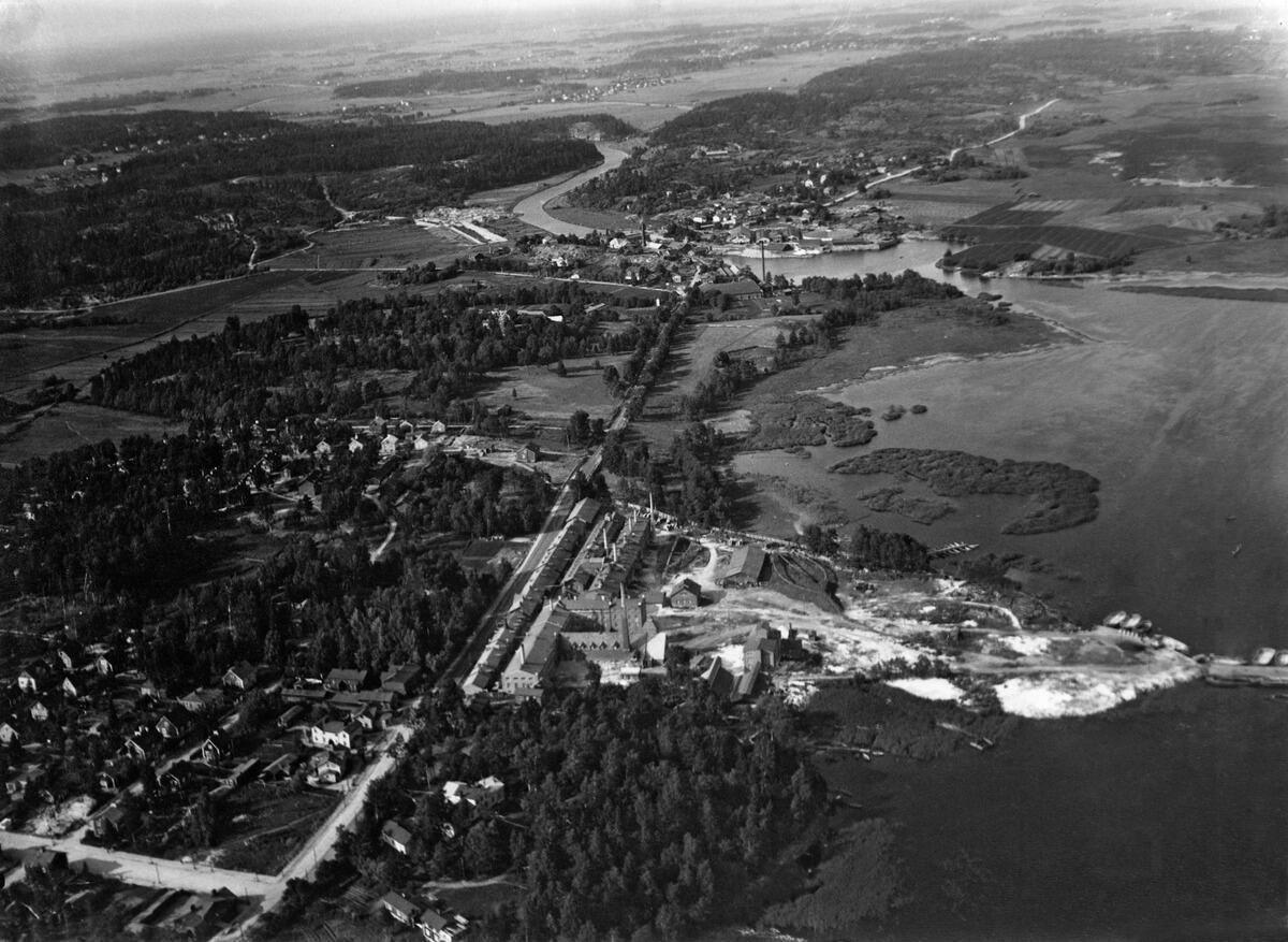 Flygbild över Majstad och Gammelstaden. I förgrunden Arabias fabriker och Gammelstadsviken. I bakgrunden Vanda å.