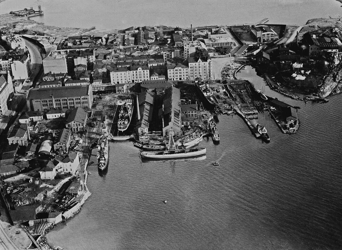 Flygfoto över Sandvikens varv och Munkholmen år 1926.