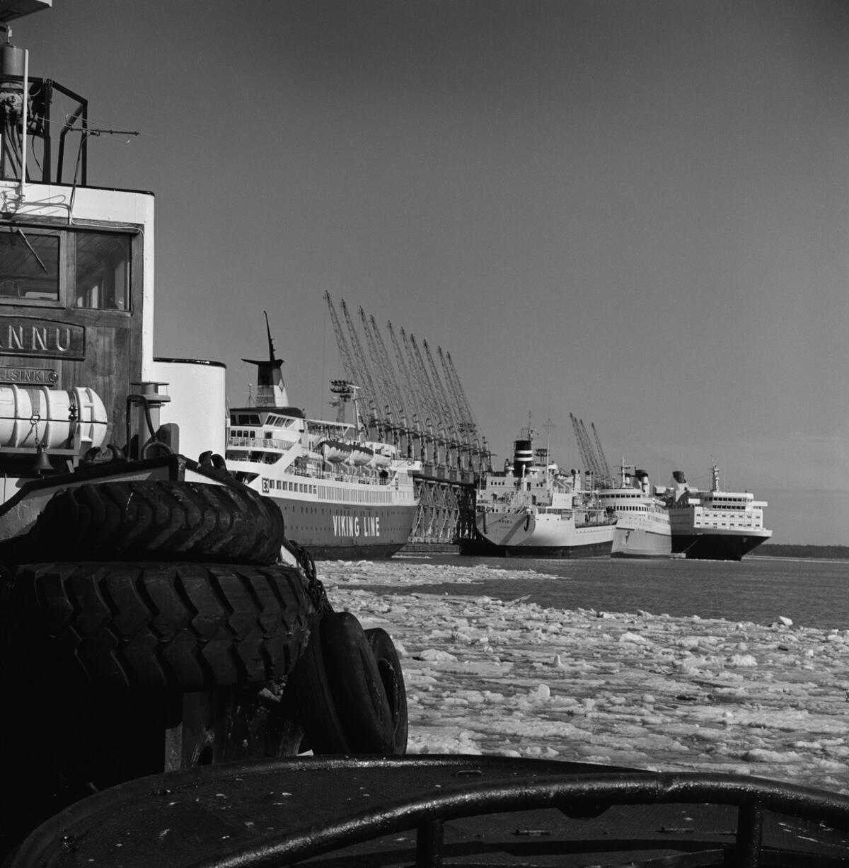 Eteläsatama, Katajanokanlaituri. Laiturissa matkustaja-autolautta m/s Viking 6, kuivalastialus m/s Ariel, matkustaja-alus m/s Finnhansa ja matkustaja-autolautta GTS Finnjet.