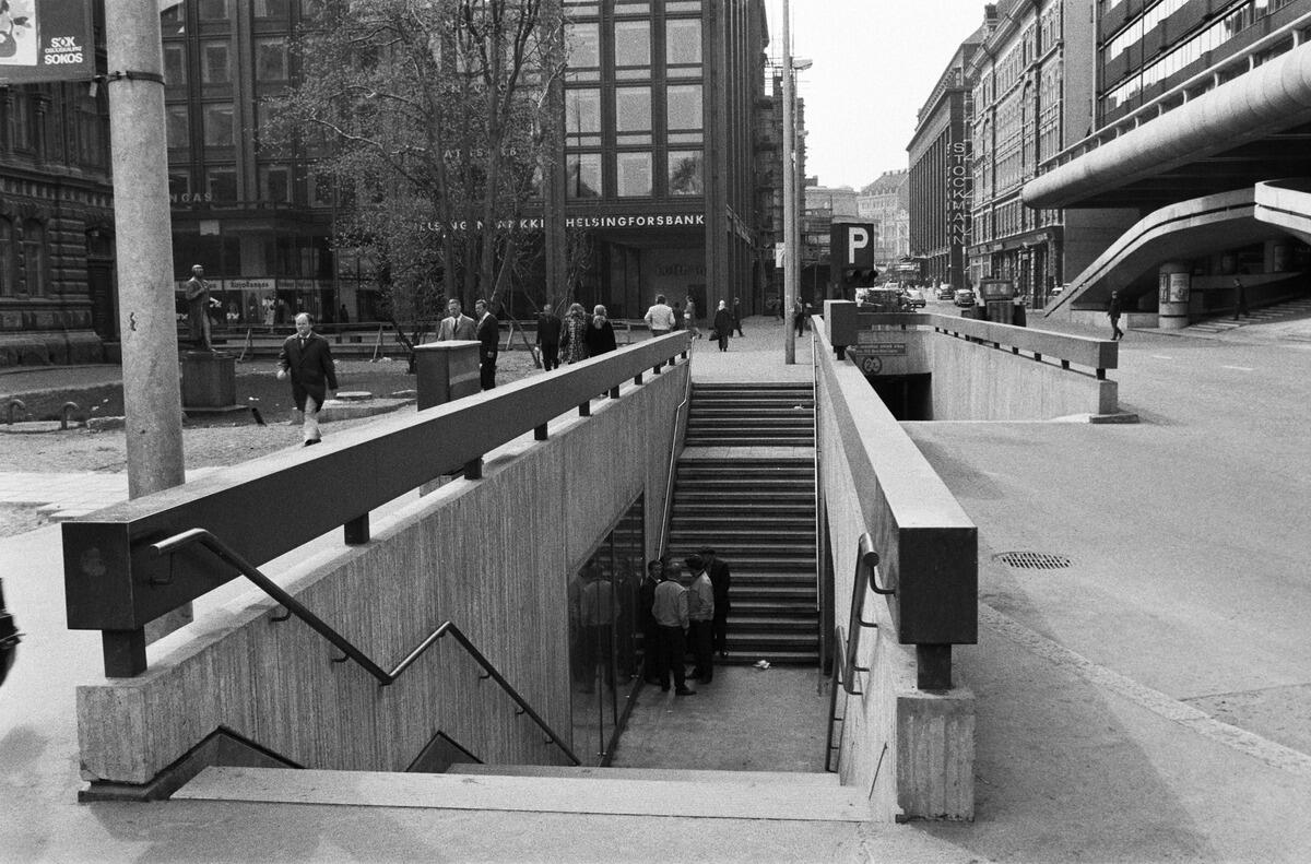 Stationstunnelns ingång på Centralgatan. Korvhuset till höger.