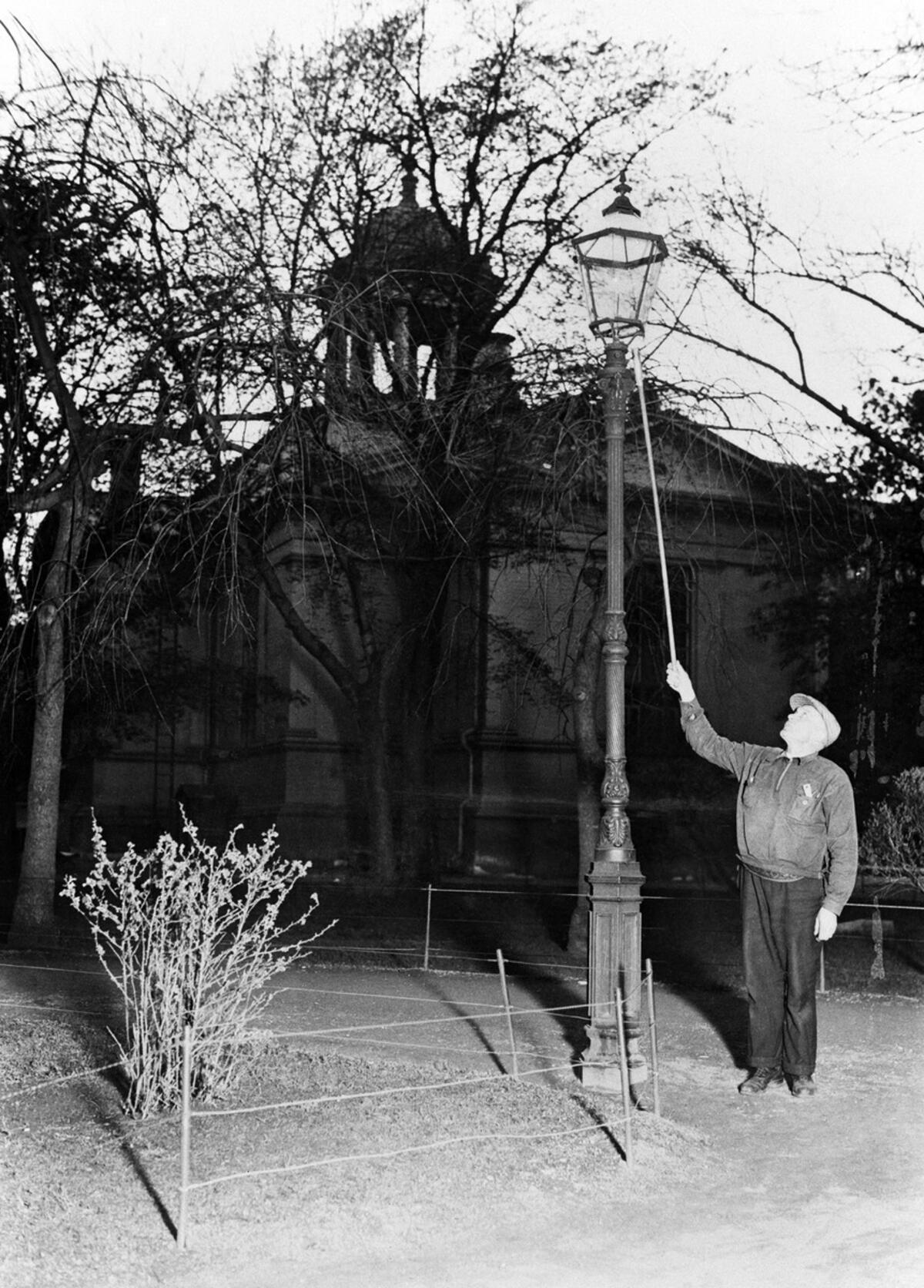 Gaslyktorna tändes manuellt. Intill Gamla kyrkan 1930. Foto: Helsingfors stadsmuseum