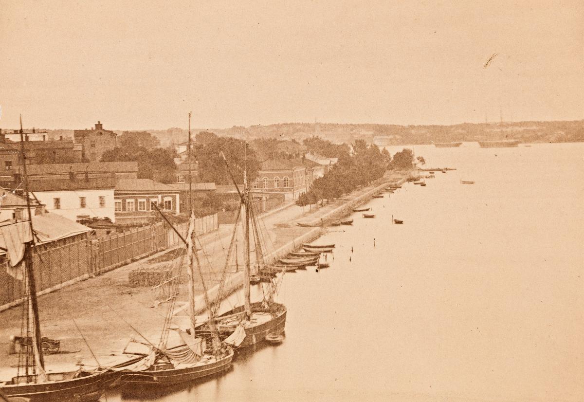 Pohjoisen rantakadun, nykyisen Pohjoisrannan, eteläpäätä, pieniä veneitä ja isompia aluksia Pohjoissatamassa. Kadunvarren nykyiset kivitalot rakennettiin 1870-luvulta lähtien ja nykyinen T-muotoinen Halkolaituri vuosina 1889–1891.