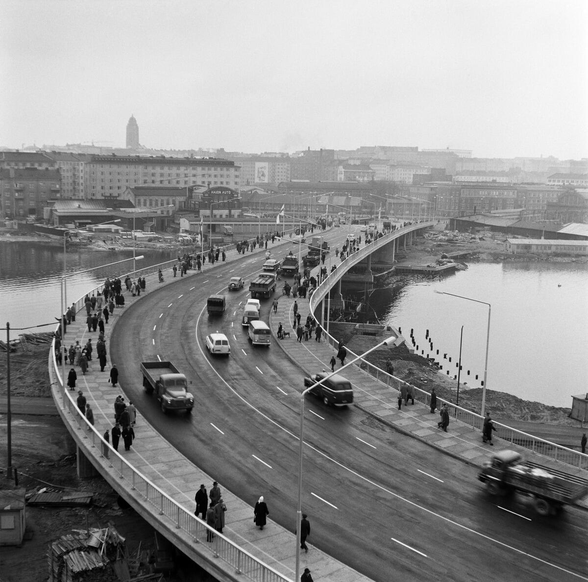 Hakaniemen silta avattuna liikenteelle 27.10.1961.