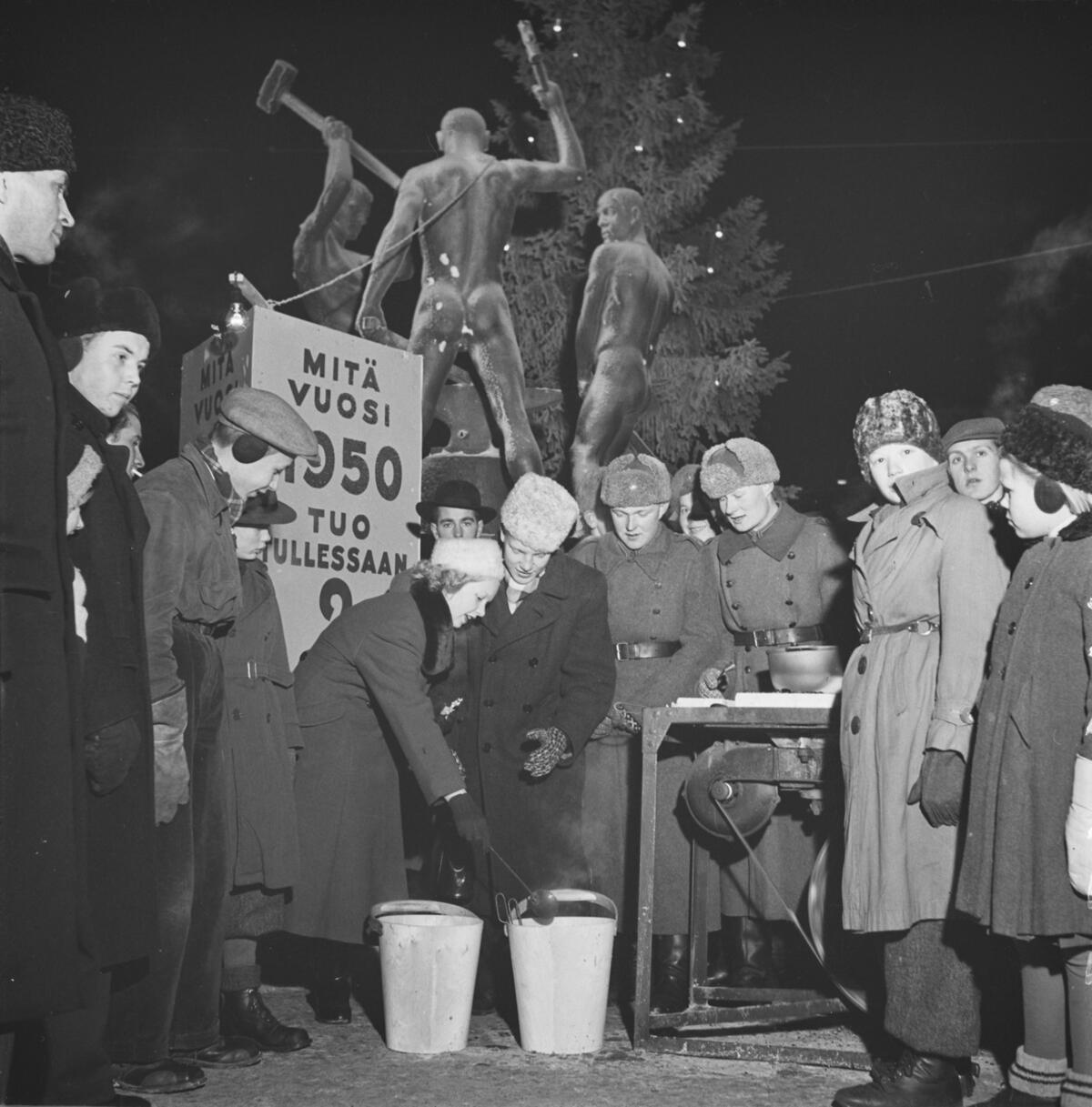 Att spå kommande årets händelser är en gammal tradition, och det har gjorts på många sätt. Ett av de kändaste är tennstöpning, som började förekomma i västfinländska ståndspersoners hem på 1700-talet. Seden spred sig till Östra Finland först på 1900-talet. Foto: Museiverket / Pekka Kyytinen