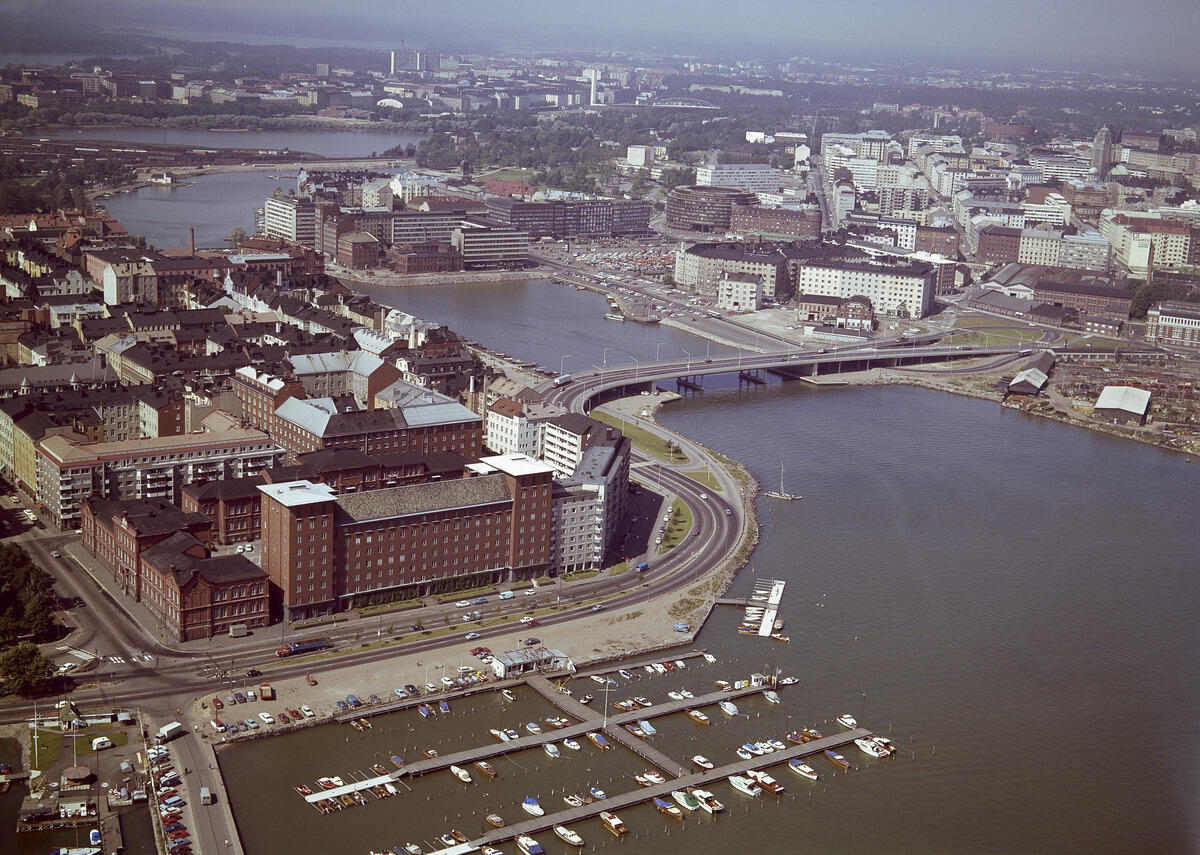 An aerial view of Kruununhaka and the Siltavuorensalmi strait. The Hakaniemi bridge is in the middle of the image.