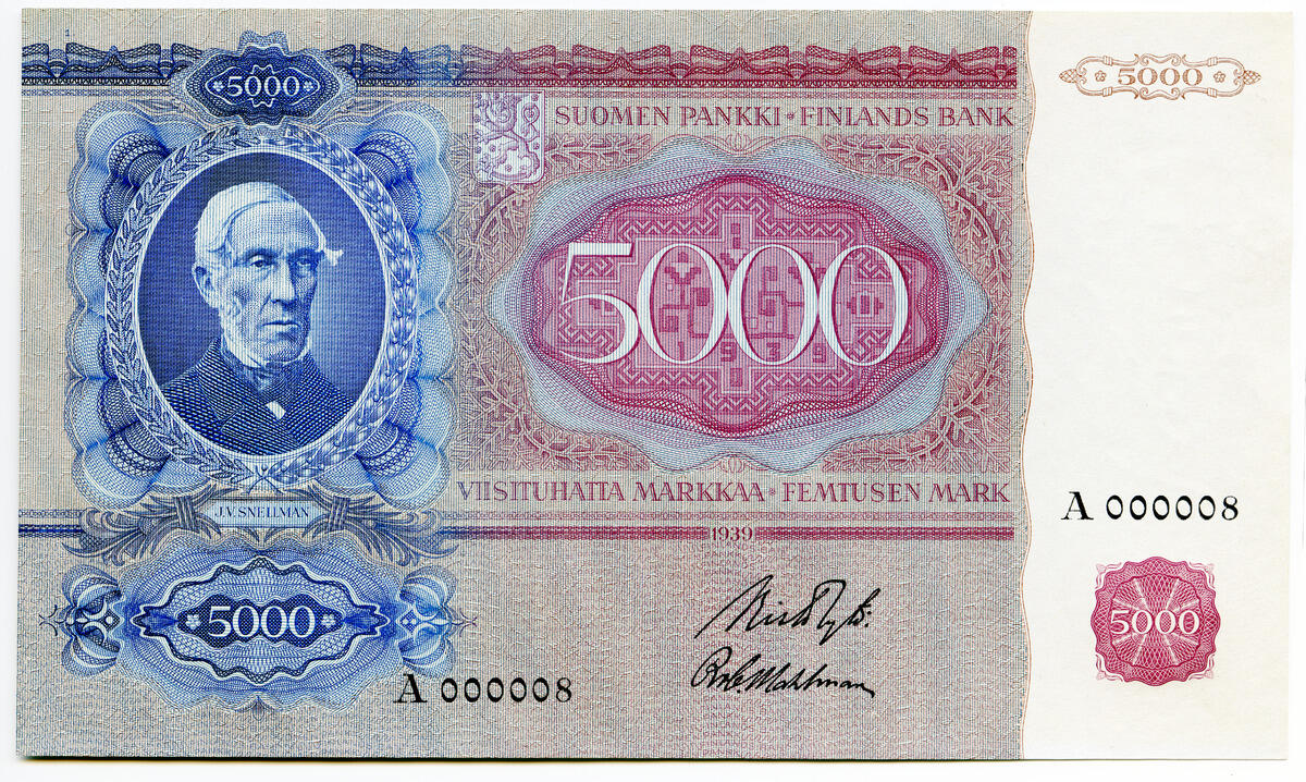 På vänstra sidan ev sedeln ett porträtt av en gammal man tryckt i blått, i mitten sedelns valör i vitt mot röd bakgrund. Serienummer A 000008.
